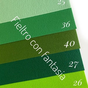 May include: Five different shades of green felt fabric swatches with numbers 25, 36, 40, 27, and 26 printed on them. The text "Feltro con fantasia" is printed diagonally across the swatches.