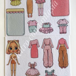 K&ouml;nnte beinhalten: Eine Papierpuppe mit verschiedenen Outfits und Accessoires. Die Puppe hat blondes Haar und tr&auml;gt ein beiges Outfit. Die Outfits umfassen Kleider, Oberteile, Hosen und Stiefel in Rosa-, Gelb- und Oranget&ouml;nen. Das Bild befindet sich auf wei&szlig;em Hintergrund.