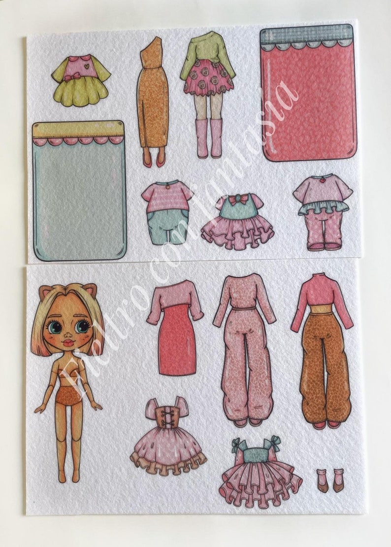 K&ouml;nnte beinhalten: Eine Papierpuppe mit verschiedenen Outfits und Accessoires. Die Puppe hat blondes Haar und tr&auml;gt ein beiges Outfit. Die Outfits umfassen Kleider, Oberteile, Hosen und Stiefel in Rosa-, Gelb- und Oranget&ouml;nen. Das Bild befindet sich auf wei&szlig;em Hintergrund.