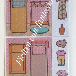 K&ouml;nnte beinhalten: Ein Set aus illustrierten Papierpuppen-Szenen und Kleidung. Die Szenen zeigen ein Schlafzimmer mit Bett, Nachttisch und Kleiderst&auml;nder. Zu den Kleidungsoptionen geh&ouml;ren Pyjamas, ein Hemd, eine Hose und ein Strampler. Der Text "Fieltro con fantasia" ist sichtbar.