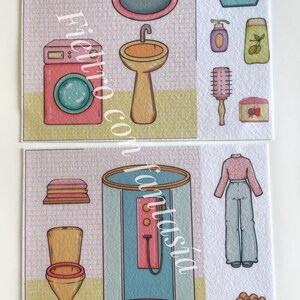 K&ouml;nnte beinhalten: Illustriertes Badezimmer- und Bekleidungsset. Enth&auml;lt eine Waschmaschine, ein Waschbecken, einen Spiegel, eine Dusche, eine Toilette, Kleidung und Toilettenartikel. Die Farbpalette umfasst Rosa-, Gelb-, Blau- und Braunt&ouml;ne.