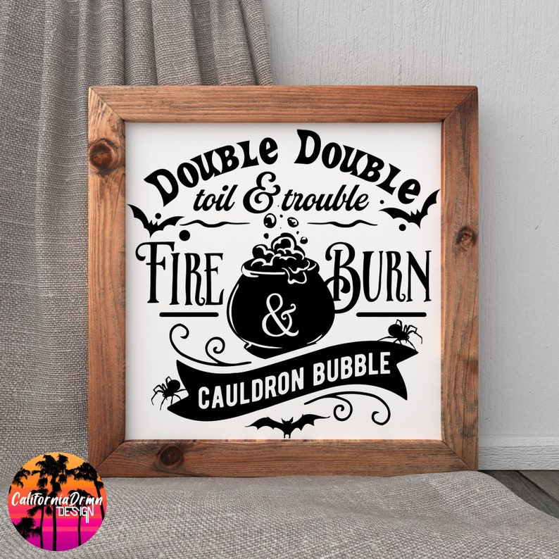 Pu&ograve; includere: Un cartello di Halloween in bianco e nero con il testo "Double Double toil & trouble Fire & Burn Cauldron Bubble". Il cartello presenta un calderone con bolle e pipistrelli.