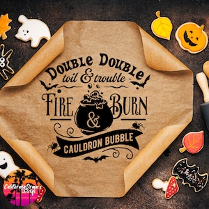 Pu&ograve; includere: Un foglio di carta marrone con il testo "Double Double toil & trouble Fire & Burn Cauldron Bubble" in lettere nere. Il testo &egrave; in un font di stile vintage e include un calderone con bolle, pipistrelli e ragni.