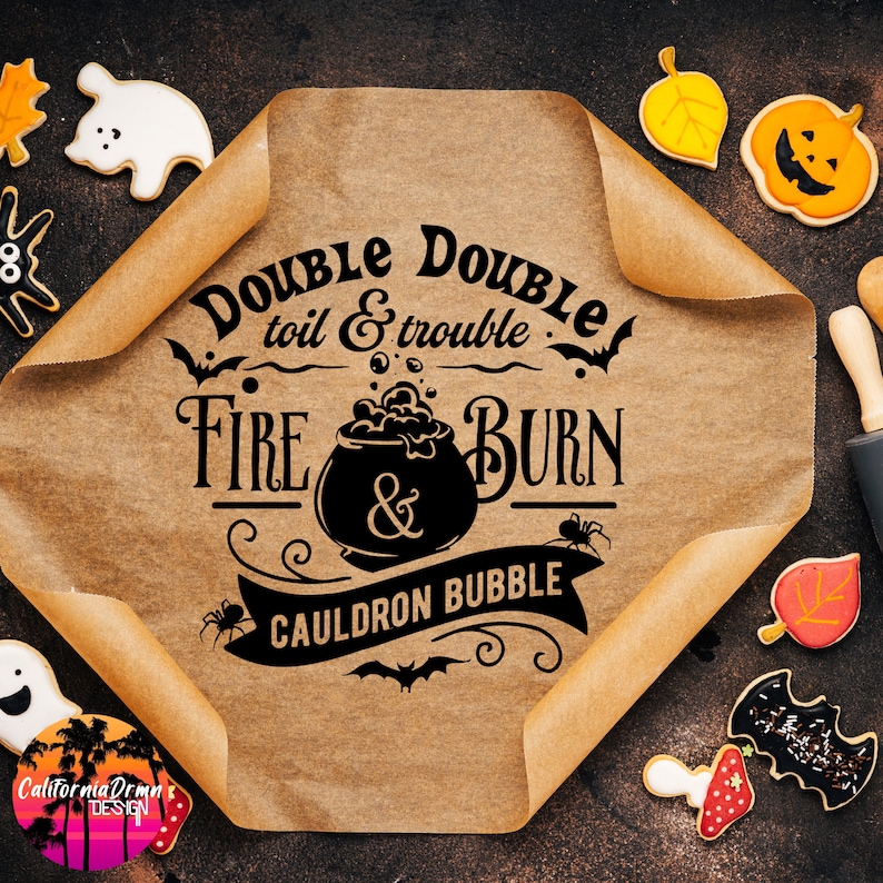 Pu&ograve; includere: Un foglio di carta marrone con il testo "Double Double toil & trouble Fire & Burn Cauldron Bubble" in lettere nere. Il testo &egrave; in un font di stile vintage e include un calderone con bolle, pipistrelli e ragni.