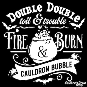 Pu&ograve; includere: Grafica in bianco e nero con il testo "Double Double toil & trouble. Fire & Burn Cauldron Bubble" con un calderone, pipistrelli e ragni.