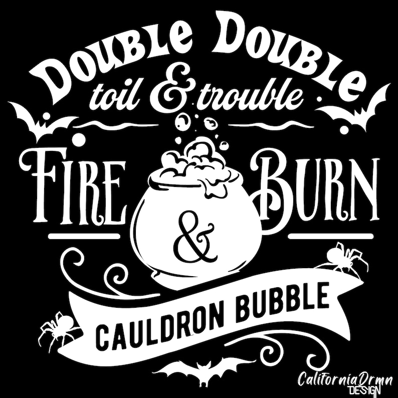 Pu&ograve; includere: Grafica in bianco e nero con il testo "Double Double toil & trouble. Fire & Burn Cauldron Bubble" con un calderone, pipistrelli e ragni.