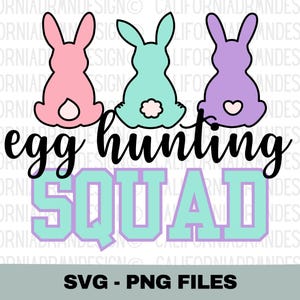 Puede incluir: Tres conejos de dibujos animados en rosa, verde y morado están alineados de espaldas al espectador. Los conejos tienen colas blancas y sostienen huevos. El texto "egg hunting squad" está escrito en negro debajo de los conejos.
