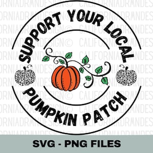 Puede incluir: Gráfico circular en blanco y negro con el texto "Support Your Local Pumpkin Patch". Dentro del círculo hay una vid de calabaza con dos calabazas, una naranja y otra con estampado de leopardo.