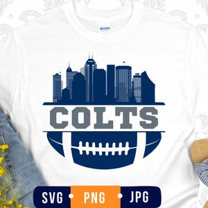 Puede incluir: Una camiseta blanca con un gráfico azul oscuro de la silueta de un horizonte urbano sobre la palabra COLTS en letras grises, situada sobre un gráfico de un balón de fútbol americano. El texto SVG, PNG y JPG aparece en la parte inferior.