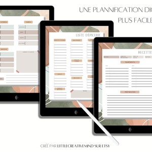 Puede incluir: Tres plantillas de planificador digital en la pantalla de una tableta. Las plantillas son para la planificaci&oacute;n de comidas, listas de la compra y recetas. Las plantillas tienen un dise&ntilde;o moderno y minimalista con una combinaci&oacute;n de colores verde, marr&oacute;n y beige. El texto en las plantillas dice "UNE PLANNIFICATION DIGITALE PLUS FACILE", "LISTE D'&Eacute;PICERIE" y "RECETTE".