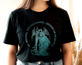 Könnte beinhalten: Schwarzes T-Shirt mit einer türkisfarbenen Grafik eines Engels mit dem Text "St. Michael the Archangel, Defend Us In Battle".