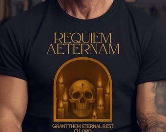 Puede incluir: Camiseta negra con un gráfico dorado que presenta una calavera, velas y las palabras "Requiem Aeternam". El diseño incluye la frase "Grant Them Eternal Rest O Lord". El color de la camiseta es negro.