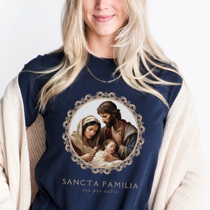 Sancta Familia, Ora pro nobis, Sagrada Familia ruega por nosotros, Jesús, María y José, Niño Jesús, Devoción a la Sagrada Familia - Camisa católica para mujer