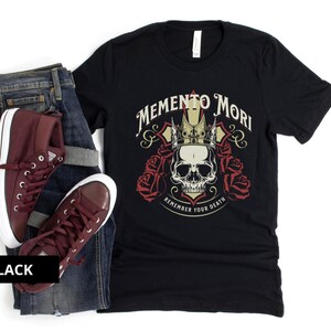 Pode incluir: Camiseta preta com um gr&aacute;fico de caveira e coroa. O gr&aacute;fico diz "Memento Mori Remember Your Death".