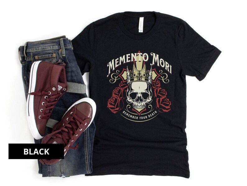 Pode incluir: Camiseta preta com um gr&aacute;fico de caveira e coroa. O gr&aacute;fico diz "Memento Mori Remember Your Death".