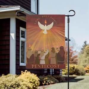Peut inclure: Un drapeau de jardin à thème religieux. Le drapeau représente une colombe avec une flamme au-dessus, rayonnant de lumière sur un groupe de personnes. Les mots « COME. HOLY SPIRIT » et « PENTECOST » sont également visibles.