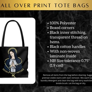Op de afbeelding: Zwarte tote bag met een print van een vrouw die een rozenkrans vasthoudt en de tekst "Behold Your Mother". De tas is gemaakt van 100% polyester en heeft zwarte katoenen handvatten. Hij heeft afgeronde hoeken en zwarte binnennaden met transparante draad aan de zoom. De tas heeft een niet-geweven laminaat aan de binnenkant. De tolerantie van de maat is 0,75 inch (1,9 cm).