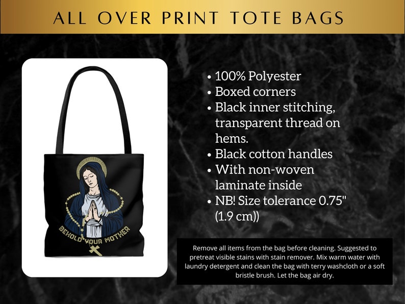 Op de afbeelding: Zwarte tote bag met een print van een vrouw die een rozenkrans vasthoudt en de tekst "Behold Your Mother". De tas is gemaakt van 100% polyester en heeft zwarte katoenen handvatten. Hij heeft afgeronde hoeken en zwarte binnennaden met transparante draad aan de zoom. De tas heeft een niet-geweven laminaat aan de binnenkant. De tolerantie van de maat is 0,75 inch (1,9 cm).