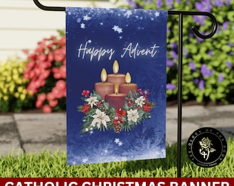 Può includere: Una bandiera da giardino natalizia blu con un motivo a fiocco di neve bianco e il testo "Happy Advent". La bandiera presenta una ghirlanda di verde e quattro candele, con il testo "The Theology of the Body" in un piccolo cerchio in basso.
