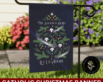 Può includere: Una bandiera da giardino natalizia blu con un design stilizzato di albero di Natale. L'albero è decorato con colombe bianche, stelle e ornamenti. Il testo "The Savior is Born" e "Let Us Adore" è stampato sulla bandiera.