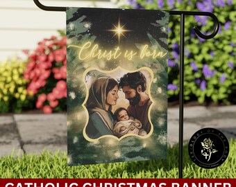 Può includere: Una bandiera da giardino natalizia verde con una stella dorata e le parole "Christ is born". La bandiera presenta un dipinto di Maria, Giuseppe e il bambino Gesù in una cornice dorata.
