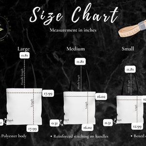 Op de afbeelding: Maattabel voor tote bags in drie maten: groot, medium en klein. De tabel toont de afmetingen in inches voor de handvatlengte, de lengte en de diepte van elke tas. De tassen zijn gemaakt van 100% polyester en hebben versterkte stiksels op de handvatten. De hoeken zijn versterkt.
