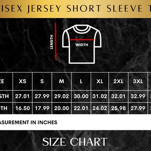Pode incluir: Tabela de tamanhos para uma camiseta de jersey de manga curta unissex. A tabela mostra as medidas em polegadas para o comprimento e a largura, com tamanhos que v&atilde;o do XS ao 4XL.