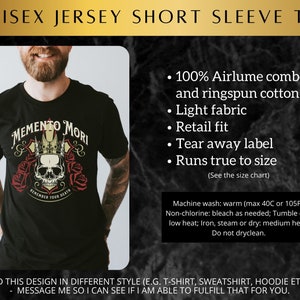 Pode incluir: Camiseta preta de manga curta com uma caveira usando uma coroa e o texto "Memento Mori" e "Remember Your Death". A camiseta &eacute; feita de 100% algod&atilde;o penteado Airlume e ringspun.