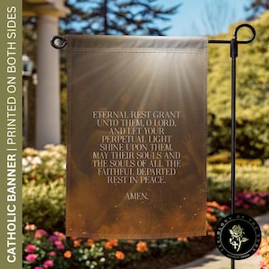 Può includere: Una bandiera da giardino con il testo "Eternal Rest Grant Unto Them, O Lord... Amen." stampato su entrambi i lati. La bandiera ha uno sfondo sfumato marrone e oro con un disegno a raggi di sole. È esposta su un supporto in metallo nero in un giardino.