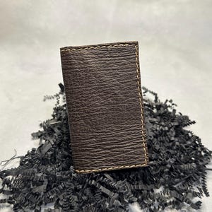 Cartera de piel de tiburón hecha a mano con dos pliegues para tarjetas: piel de tiburón exótica, cartera marrón oscuro para hombre, cartera de piel auténtica, accesorios únicos para hombre