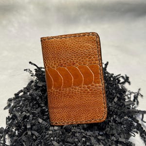 Cartera de piel de avestruz hecha a mano con dos compartimentos para tarjetas: avestruz exótico, cartera marrón coñac para hombre, cartera de piel auténtica, accesorios únicos para hombre