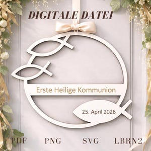 Może przedstawiać: Biały ceramiczny kubek z czarnym uchwytem i napisem "But First, Coffee" pogrubioną czcionką. Kubek jest umieszczony na rozmytym tle, sugerującym przytulne otoczenie.