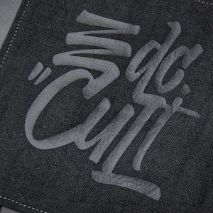 EDC.Cult Hank, algodón japonés con estampado de logotipo en negro, n.º de artículo: EH-25-004