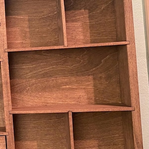 Estantería encantadora para exhibir tus pequeños tesoros. imagen 6