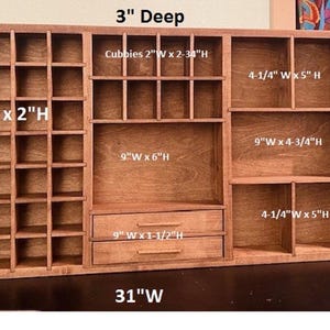 Puede incluir: Un organizador de pared de madera marr&oacute;n con m&uacute;ltiples compartimentos y dos cajones peque&ntilde;os. La unidad mide 31 pulgadas de ancho, 17 pulgadas de alto y 3 pulgadas de profundidad, con varios tama&ntilde;os de cub&iacute;culos etiquetados como 2 por 2 pulgadas.