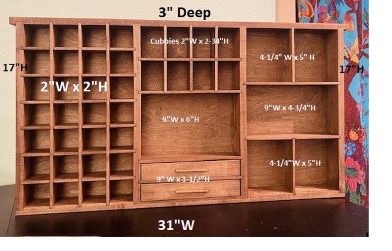 Puede incluir: Un organizador de pared de madera marr&oacute;n con m&uacute;ltiples compartimentos y dos cajones peque&ntilde;os. La unidad mide 31 pulgadas de ancho, 17 pulgadas de alto y 3 pulgadas de profundidad, con varios tama&ntilde;os de cub&iacute;culos etiquetados como 2 por 2 pulgadas.