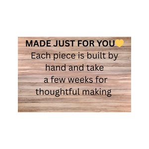 Puede incluir: Un letrero rectangular con un fondo de veta de madera marr&oacute;n claro que presenta texto negro que dice: MADE JUST FOR YOU, Each piece is built by hand and take a few weeks for thoughtful making, junto a un peque&ntilde;o icono de coraz&oacute;n amarillo.