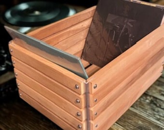 Caja de almacenamiento de discos de vinilo de álamo artesanal con esquinas de metal