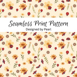 Puede incluir: Un patrón de impresión sin costuras con mariquitas rojas, girasoles amarillos y pequeñas flores marrones sobre un fondo crema. El texto Seamless Print Pattern Designed by Pearl está centrado horizontalmente en el medio.