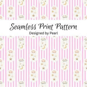 Puede incluir: Patrón de impresión sin costuras con rayas rosas y blancas. El patrón presenta ilustraciones de acuarela de nubes, lunas y estrellas en colores pastel. El texto dice "Seamless Print Pattern" y "Designed by Pearl."