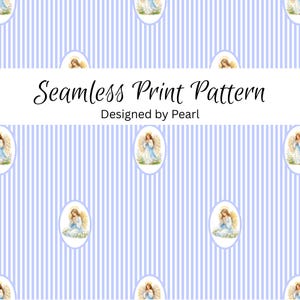 Op de afbeelding: Naadloos printpatroon met een herhalend ontwerp van engelen in ovale kaders, tegen een achtergrond van verticale blauw-witte strepen. De tekst "Seamless Print Pattern" en "Designed by Pearl" wordt weergegeven in een witte banner.