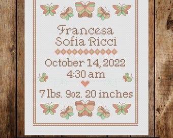 Puede incluir: Un patrón de punto de cruz para nacimiento con el texto Francesa Sofia Ricci, 14 de octubre de 2022, 4:30 am, 3,43 kg y 50,8 cm. El diseño incluye mariposas marrones y verdes y un borde de pequeños corazones.