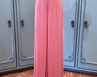 Erstaunliches Paar Vintage Escada Couture rosa Seidenhose. Hochhaus Taille mit breiter Beinpassform. Dieses Rosa ist der perfekte Farbton, der kombiniert