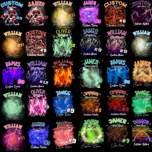 Puede incluir: Un collage de 20 dise&ntilde;os diferentes para camisetas deportivas personalizables. Las camisetas presentan varios colores, incluyendo azul, verde, rojo, naranja y morado. Cada camiseta tiene un nombre y un n&uacute;mero diferente impreso, como "James", "William", "Oliver" y "John". Las camisetas tambi&eacute;n presentan dise&ntilde;os de rayos y otros elementos gr&aacute;ficos.