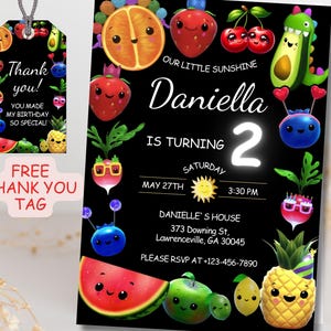 Puede incluir: Invitación de cumpleaños negra con el texto "Daniella cumple 2 años" e ilustraciones de frutas de dibujos animados. Incluye una etiqueta de agradecimiento a juego con el texto "¡Gracias! ¡Hiciste que mi cumpleaños fuera tan especial!"