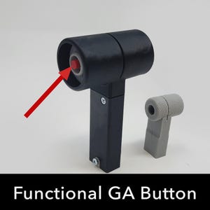 以下が含まれることがあります： 赤い押しボタンと灰色のレバーが付いた黒いプラスチック製の機能的なGAボタン。ボタンは黒いベースに取り付けられています。