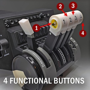 Puede incluir: Primer plano de un panel de control negro con cuatro botones blancos etiquetados del 1 al 4. Los botones son parte de un sistema de control de simulador de vuelo. El texto "4 FUNCTIONAL BUTTONS" está impreso debajo de los botones.
