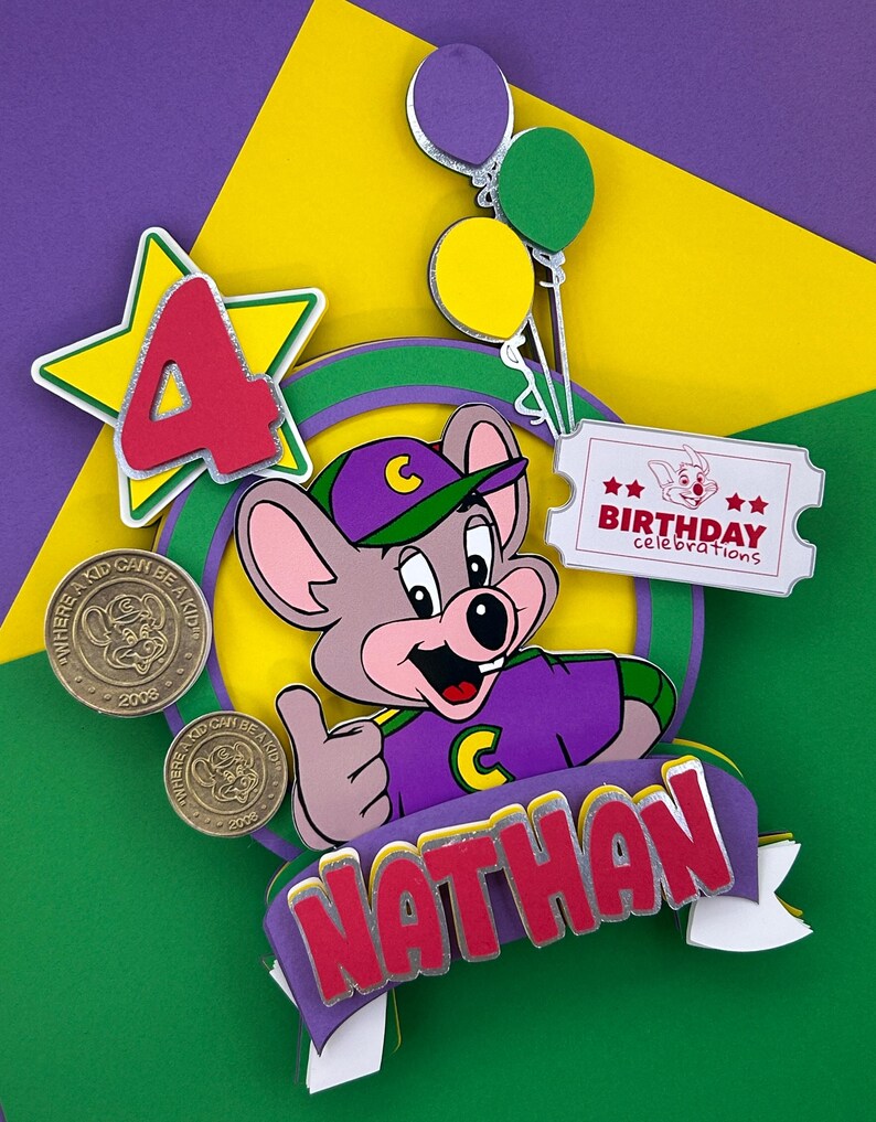 Op de afbeelding: Een kleurrijke verjaardagsdecoratie met een cartoon muis karakter die een duim omhoog geeft. Het ontwerp bevat een ster met het nummer 4, ballonnen, een ticket met de tekst "Birthday Celebrations" en de naam "Nathan".