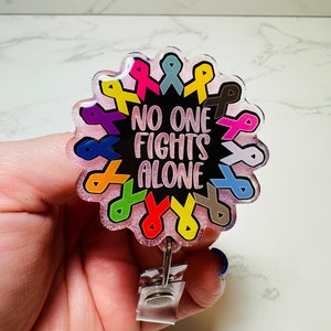 No One Fights Alone oprolbare badgehaspel, ID-cliphouder kanker zuigt, ondersteuning voor chemoverpleegkundige, RN-sleutelkaart meerkleurig lint trekken, oncologie