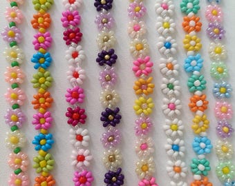 Collana di margherite colorate con perline, gioiello floreale fatto a mano
